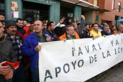 Trabajadores de Coiper manifestándose ante la sede de la Junta, en diciembre pasado.