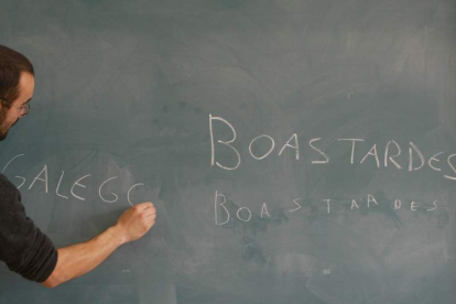 Un profesor de gallego, en una imagen de archivo. L. DE LA MATA