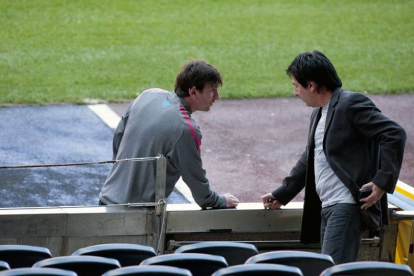Messi conversa con su padre en un entrenamiento en el Camp Nou, en abril del 2011.
