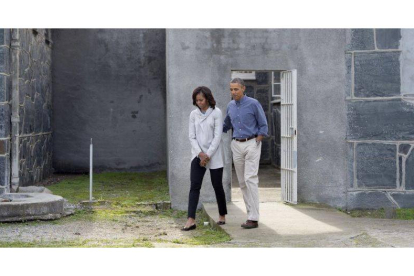 Obama y su mujer han visitado la prisión en la isla de Robben.