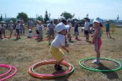 Varios niños juegan con hulahops, durante el pequeverano del año pasado