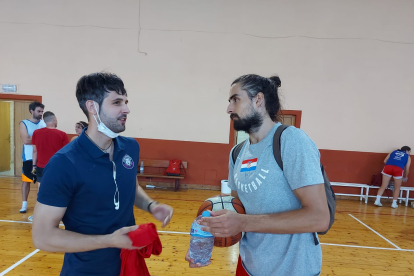 El entrenador del CB León, Álvaro Somovilla conversa con Demian Balasko. CB REINO DE LEÓN