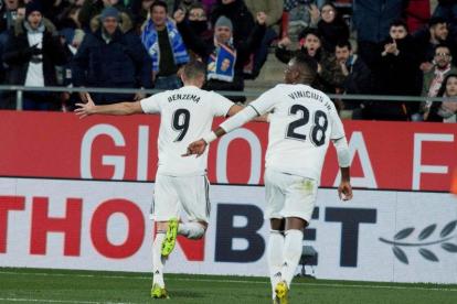 Benzema y Vinicius celebran un gol del Madrid.