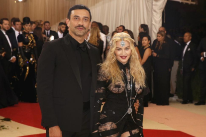 Madonna con el diseñador Riccardo Tisci en la gala MET.