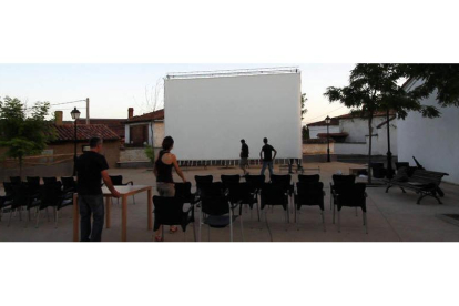 Vista de la pantalla instalada por ‘Cine al fresco’ el pasado sábado en Garrafe de Torío momentos antes de la proyección del documental ‘Palacio’.