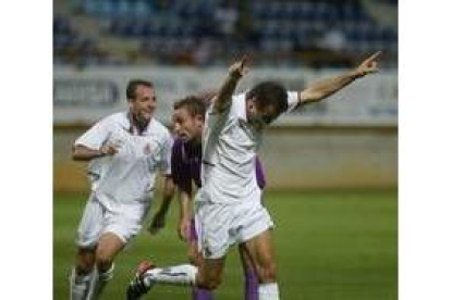 Pablo, a la derecha, celebra un gol ante el Palencia en Copa del Rey