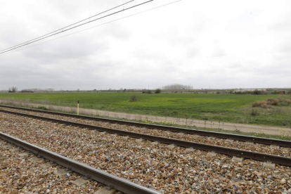 La vía del tren, la plataforma logística de Torneros y los cultivos de cereal.