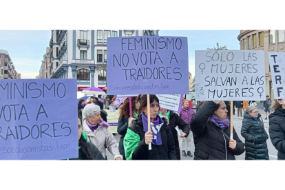 Unas 400 personas respaldan la convocatoria del Movimiento Feminista. J. NOTARIO