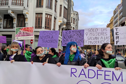 Unas 400 personas respaldan la convocatoria del Movimiento Feminista. P. INFIESTA