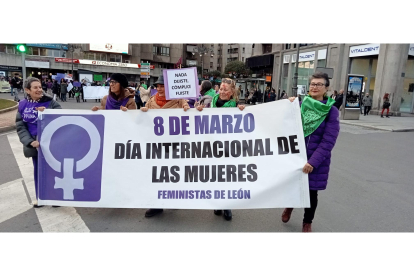 Unas 400 personas respaldan la convocatoria del Movimiento Feminista. J. NOTARIO