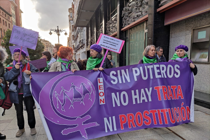 Unas 400 personas respaldan la convocatoria del Movimiento Feminista. P. INFIESTA