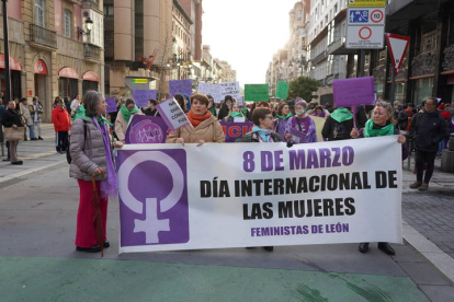 Unas 400 personas respaldan la convocatoria del Movimiento Feminista. J. NOTARIO