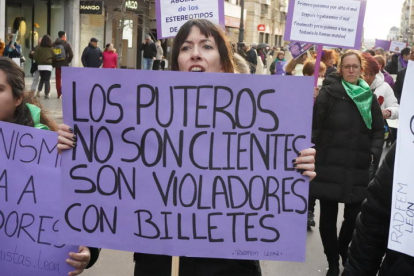 Unas 400 personas respaldan la convocatoria del Movimiento Feminista. J. NOTARIO