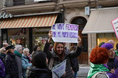 Unas 400 personas respaldan la convocatoria del Movimiento Feminista. J. NOTARIO