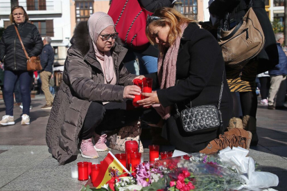 Vecinos depositan velas y flores como muestras de dolor en la Plaza Alta, de Algeciras. EFE