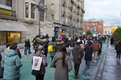 Unas 400 personas respaldan la convocatoria del Movimiento Feminista. J. NOTARIO