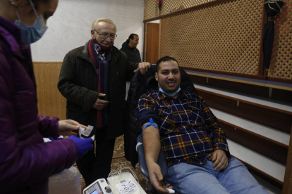 Abdessamad Ouyhia Kharraz, junto a Martín Manceñido, en un acto reciente de donación de sangre en la Gran Mezquita de León. FERNANDO OTERO