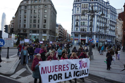 Unas 400 personas respaldan la convocatoria del Movimiento Feminista. J. NOTARIO
