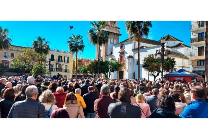 Concentración de vecinos de Algeciras en repulsa por el atentado protagonizado por Yasin Kanza, el marroquí de 25 años detenido este miércoles en Algeciras (Cádiz). ISABEL LAGUNA