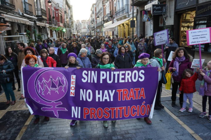 Unas 400 personas respaldan la convocatoria del Movimiento Feminista. J. NOTARIO