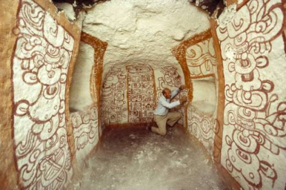 Un hombre analiza las pinturas localizadas en una cueva de Guatemala. GEORGE F. MOBLEY/ National Geographic