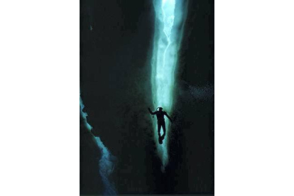 La silueta de un buzo ante una pared de hielo en la Antártida. CURTSINGER, WILLIAM R./ National Geographic