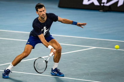 Novak Djokovic entrena en Melbourne para el Open de Australia antes de conocer que el Gobierno de australia le ha cancelado el visado. DIEGO FEDELE
