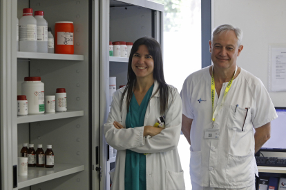 Xenia Casas, farmacéutica adjunta, y Luis Ortega, jefe de la Unidad de Farmacia. FERNANDO OTERO