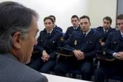 Francisco Álvarez se dirige a los policías en prácticas de la capital leonesa
