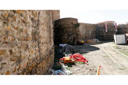 La muralla romana en el callejón, hasta ahora cerrado, de la Era del Moro, donde se van a retomar las obras de restauración. MARCIANO PÉREZ