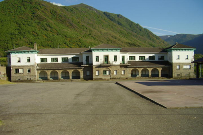 Imagen de las antiguas escuelas de Villablino antes de ser demolidas por Turespaña, que calificó su estado como de «deterioro». DL