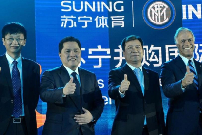 Erick Thohir (segundo por la izquierda), presidente del Inter, y Zhang Jindong (a su izquierda), presidente de la conmpañía Suning, presentan el acuerdo, esta mañana, en Nanjín