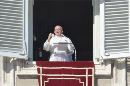 El papa Francisco muestra a los fieles una caja de 'Misericordina', este domingo, en la plaza del Vaticano.