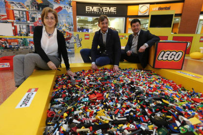 María Jesús Rodríguez, Alfonso Colino y Eli de la Fuente, durante la presentación de Lego Fun Factory.