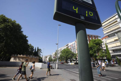 Un termómetro en Córdoba, que hoy está en alto riesgo por las temperaturas. SALAS