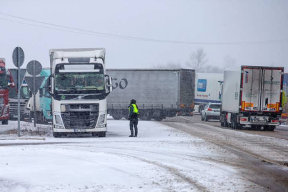 Más de un centenar de camiones se encuentran retenidos en el Centro de Transportes de Segovia. PABLO MARTÍN