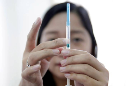 Una enfermera prepara una vacuna contra el sarampión FRANCIS R. MALASIG