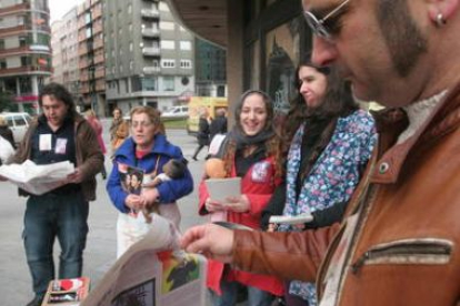 De derecha a izquierda, Cortés, Franco y Mirón, junto a sindicalistas de CC.OO. en la carpa.