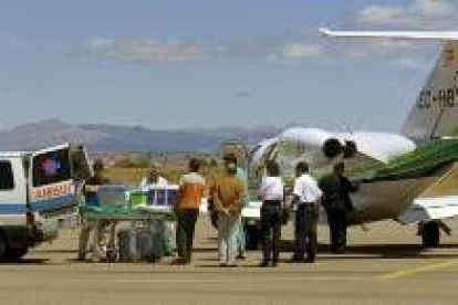 Foto de archivo de un transporte de órganos por avión desde el aeropuerto de La Virgen del Camino