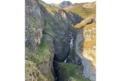 Entre sus puntos de interés geológico se encuentran los
fenómenos asociados al modelado fluvial, superpuestos a
los anteriores y que siguen manifestándose en la actualidad
protagonizados por el río Sil, y que tienen su máximo
exponente en la captura fluvial sobre el río Luna y uno de
sus mejores puntos de observación a la altura del puente de
Las Palomas, entre las comarcas de Babia y Laciana. En este
punto se puede observar un fuerte encajonamiento del río Sil,
contrastando con la amplia vega que lo rodea. RAMIRO