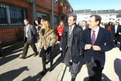 El consejero de Educación, Juan José Mateos,con los niños de 3 años del colegio Valladares Rodríguez