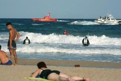Embarcaciones y equipos de rescate que participaron en la búsqueda de un joven que falleció ahogado en la playa del Miracle de Tarragona el pasado mes de agosto.