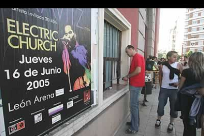 Hasta el último momento se vendieron entradas en las taquillas del León Arena al precio de 30 euros.