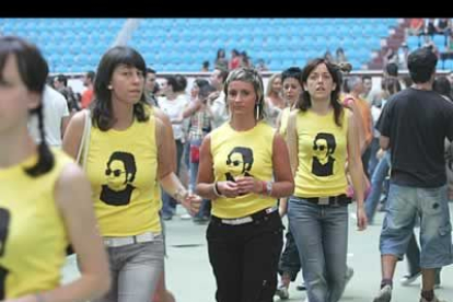 La lennymanía fue notable. Grupos de personas, como las chicas de la foto, con camisetas del artista, fans que vestían como él y pelucas tipo afro se dejaron ver por el concierto.