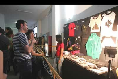 En el interior de la plaza se podían adquirir todo tipo de recuerdos del cantante.