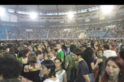 La plaza de toros de la capital leonesa, rebautizada como León Arena cuando acoge este tipo de eventos, registró casi un lleno absoluto.