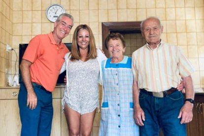 Susan con su esposo y familiares en Posada de Valdeón. DL