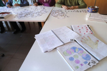 Usuarios participan en los talleres que organiza el Centro Alzhéimer de León