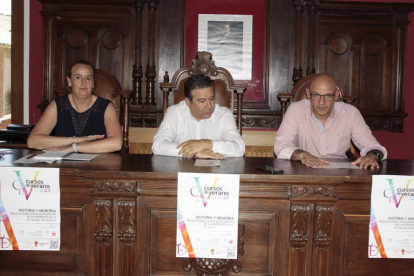 Valentina González, Luis Mariano Santos y Javier Rodríguez, en la presentación. CAMPOS