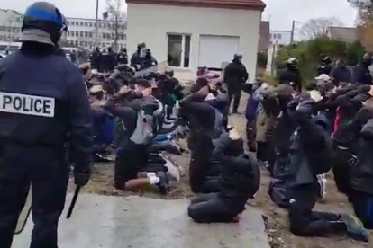 Estudiantes detenidos por la policía en Mantes-la-Jolie, Francia.